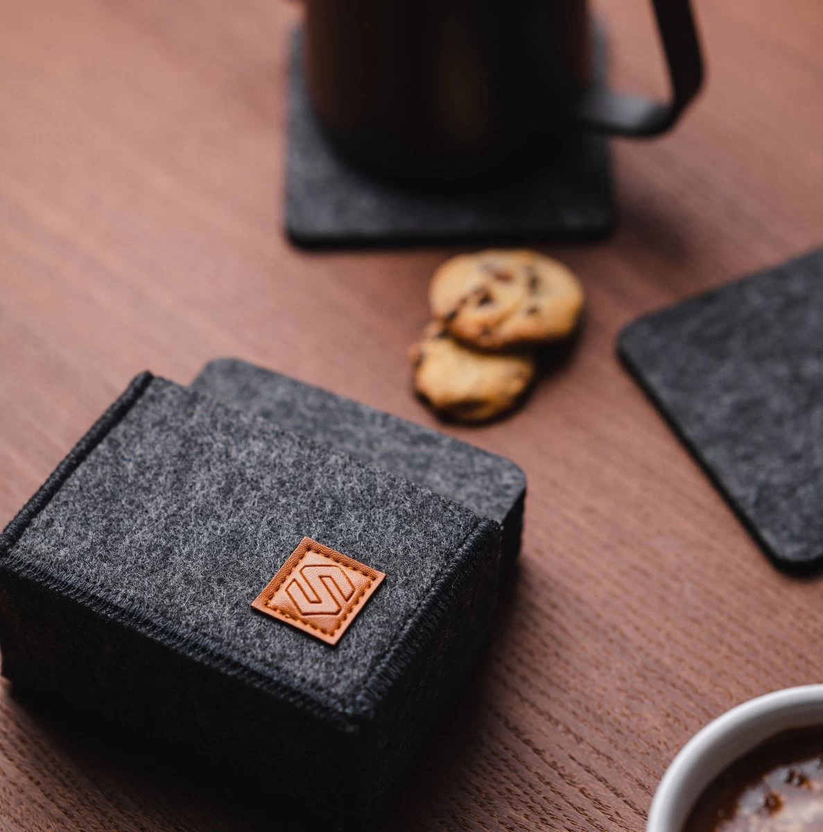 Sincer Vilten Onderzetters Voor Glazen Met Houder – Set Van 8 Vilten Onderzetters – Onderleggers - Premium Kwaliteit – Absorberend – Hittebestendig - Vierkant – Zwart/Grijs – Duurzaam/Milieuvriendelijk 6 Sincer Vilten Onderzetters Voor Glazen Met Houder – Set Van 8 Vilten Onderzetters – Onderleggers - Premium Kwaliteit – Absorberend – Hittebestendig - Vierkant – Zwart/Grijs – Duurzaam/Milieuvriendelijk - Afbeelding 6