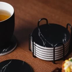 Sincer Keramische Onderzetters Voor Glazen Met Houder – Set Van 6 Zwarte Keramische/Marmeren Onderleggers –Luxe/Modern Design - Premium Kwaliteit – Kurken Antislip Onderkant – Hittebestendig – Zeer Absorberend – Rond – Duurzaam/Milieuvriendelijk -Brita Verkoop 1191x1200 3
