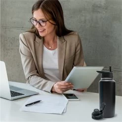 Thermosfles - Onyx Black - 1 Liter - Extra Dop Met Rietje & Drinktuit - Thermosflessen - Isoleerfles - BPA Vrij - Lekvrij - Thermoskan - Isoleerbeker - Thermosbeker -Brita Verkoop 1193x1200 2