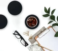 Castagnola Lederen Onderzetters Met Houder – Onderzetters Voor Glazen – Onderzetters Design – Onderzettersset – Drink Onderzetters – Leder – Leren Onderzetters – Set Van 6 – Zwart 11 Castagnola Lederen Onderzetters Met Houder – Onderzetters Voor Glazen – Onderzetters Design – Onderzettersset – Drink Onderzetters – Leder – Leren Onderzetters – Set Van 6 – Zwart -Brita Verkoop 1200x1051 2