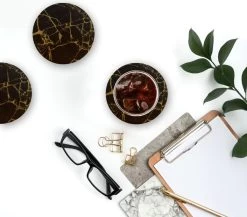 Castagnola Lederen Onderzetters Met Houder – Onderzetters Voor Glazen – Onderzetters Design – Onderzettersset – Drink Onderzetters – Leder – Leren Onderzetters – Set Van 6 – Zwart/Goud -Brita Verkoop 1200x1052 1