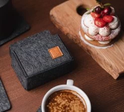 Sincer Vilten Onderzetters Voor Glazen Met Houder – Set Van 8 Vilten Onderzetters – Onderleggers - Premium Kwaliteit – Absorberend – Hittebestendig - Vierkant – Zwart/Grijs – Duurzaam/Milieuvriendelijk 9 Sincer Vilten Onderzetters Voor Glazen Met Houder – Set Van 8 Vilten Onderzetters – Onderleggers - Premium Kwaliteit – Absorberend – Hittebestendig - Vierkant – Zwart/Grijs – Duurzaam/Milieuvriendelijk -Brita Verkoop 1200x1077