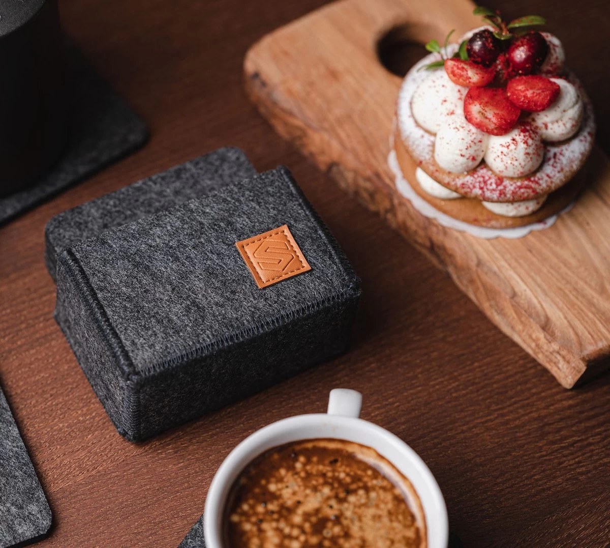 Sincer Vilten Onderzetters Voor Glazen Met Houder – Set Van 8 Vilten Onderzetters – Onderleggers - Premium Kwaliteit – Absorberend – Hittebestendig - Vierkant – Zwart/Grijs – Duurzaam/Milieuvriendelijk 3 Sincer Vilten Onderzetters Voor Glazen Met Houder – Set Van 8 Vilten Onderzetters – Onderleggers - Premium Kwaliteit – Absorberend – Hittebestendig - Vierkant – Zwart/Grijs – Duurzaam/Milieuvriendelijk - Afbeelding 3