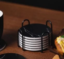 Sincer Keramische Onderzetters Voor Glazen Met Houder – Set Van 6 Zwarte Keramische/Marmeren Onderleggers –Luxe/Modern Design - Premium Kwaliteit – Kurken Antislip Onderkant – Hittebestendig – Zeer Absorberend – Rond – Duurzaam/Milieuvriendelijk -Brita Verkoop 1200x1112 3