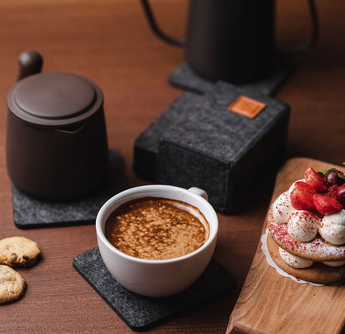 Sincer Vilten Onderzetters Voor Glazen Met Houder – Set Van 8 Vilten Onderzetters – Onderleggers - Premium Kwaliteit – Absorberend – Hittebestendig - Vierkant – Zwart/Grijs – Duurzaam/Milieuvriendelijk 4 Sincer Vilten Onderzetters Voor Glazen Met Houder – Set Van 8 Vilten Onderzetters – Onderleggers - Premium Kwaliteit – Absorberend – Hittebestendig - Vierkant – Zwart/Grijs – Duurzaam/Milieuvriendelijk - Afbeelding 4