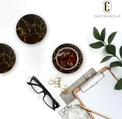 Castagnola Kunstlederen Onderzetters Met Houder – Onderzetters Voor Glazen – Onderzetters Design – Onderzettersset – Drink Onderzetters – Kunstleer – Leren Onderzetters – Set Van 16 – Zwart/Goud -Brita Verkoop 1200x1177 4