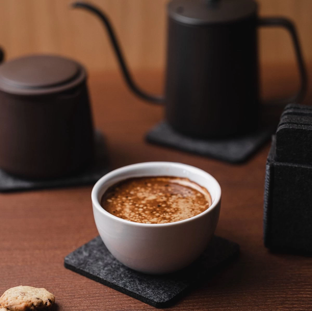 Sincer Vilten Onderzetters Voor Glazen Met Houder – Set Van 8 Vilten Onderzetters – Onderleggers - Premium Kwaliteit – Absorberend – Hittebestendig - Vierkant – Zwart/Grijs – Duurzaam/Milieuvriendelijk 7 Sincer Vilten Onderzetters Voor Glazen Met Houder – Set Van 8 Vilten Onderzetters – Onderleggers - Premium Kwaliteit – Absorberend – Hittebestendig - Vierkant – Zwart/Grijs – Duurzaam/Milieuvriendelijk - Afbeelding 7