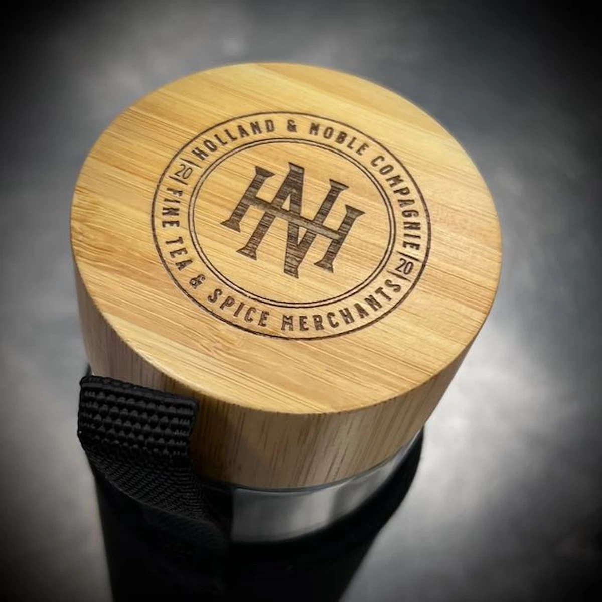 Holland & Noble - Thermo Theefles Met Zeef - 400 Ml Borosilicate Glas Dubbelwandig - Thee-infuser Met Bamboe Schroefdop Aan Beide Zijdes En Roestvrijstalen Zeef - Inclusief Neopreen Hoes 4 Holland & Noble - Thermo Theefles Met Zeef - 400 Ml Borosilicate Glas Dubbelwandig - Thee-infuser Met Bamboe Schroefdop Aan Beide Zijdes En Roestvrijstalen Zeef - Inclusief Neopreen Hoes - Afbeelding 4