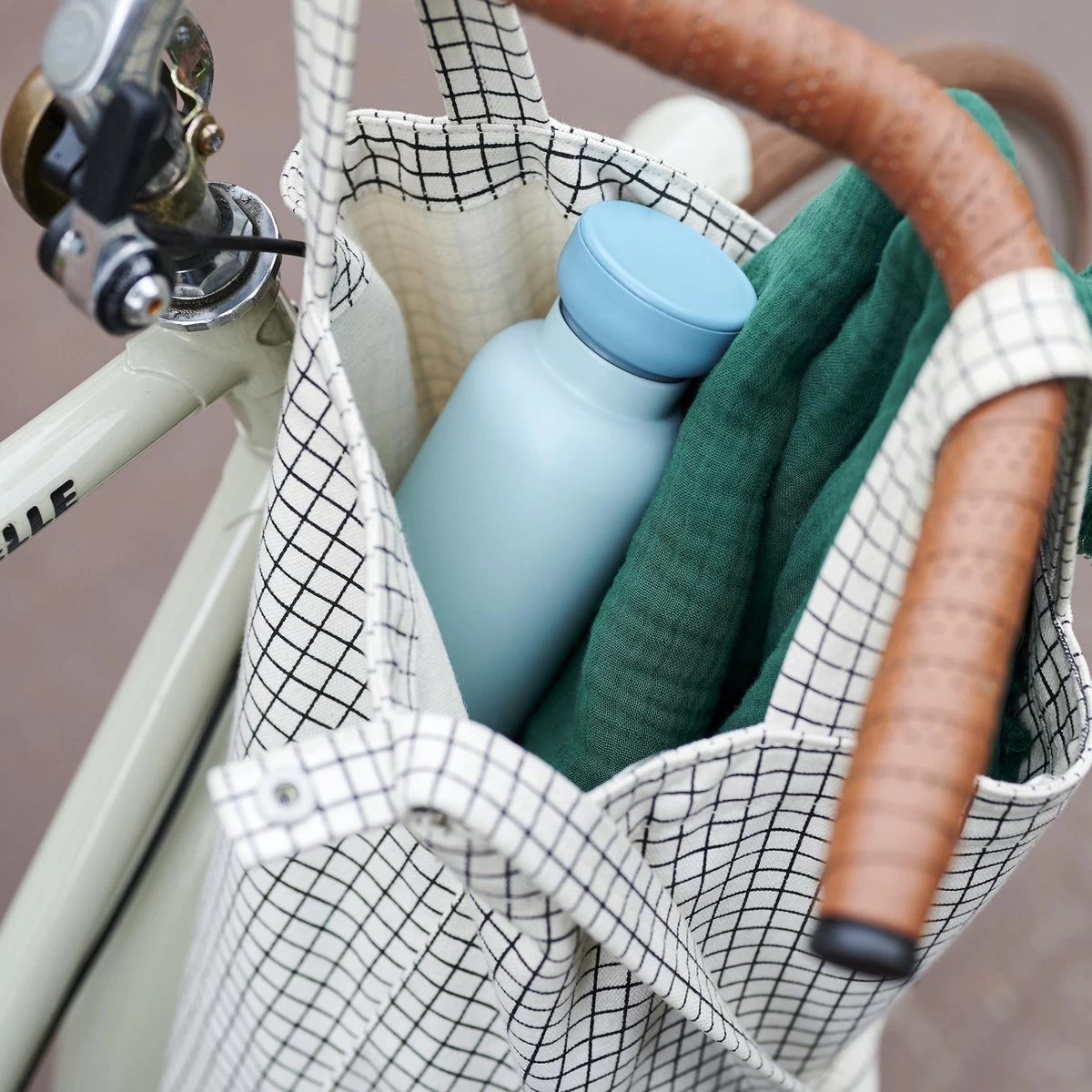 Mepal – Isoleerfles Ellipse 350 Ml – Houdt Je Drankje 9 Uur Warm En 12 Uur Koud – Nordic Denim – Geschikt Voor Bruiswater – Thermosfles – Lekdicht 4 Mepal – Isoleerfles Ellipse 350 Ml – Houdt Je Drankje 9 Uur Warm En 12 Uur Koud – Nordic Denim – Geschikt Voor Bruiswater – Thermosfles – Lekdicht - Afbeelding 4