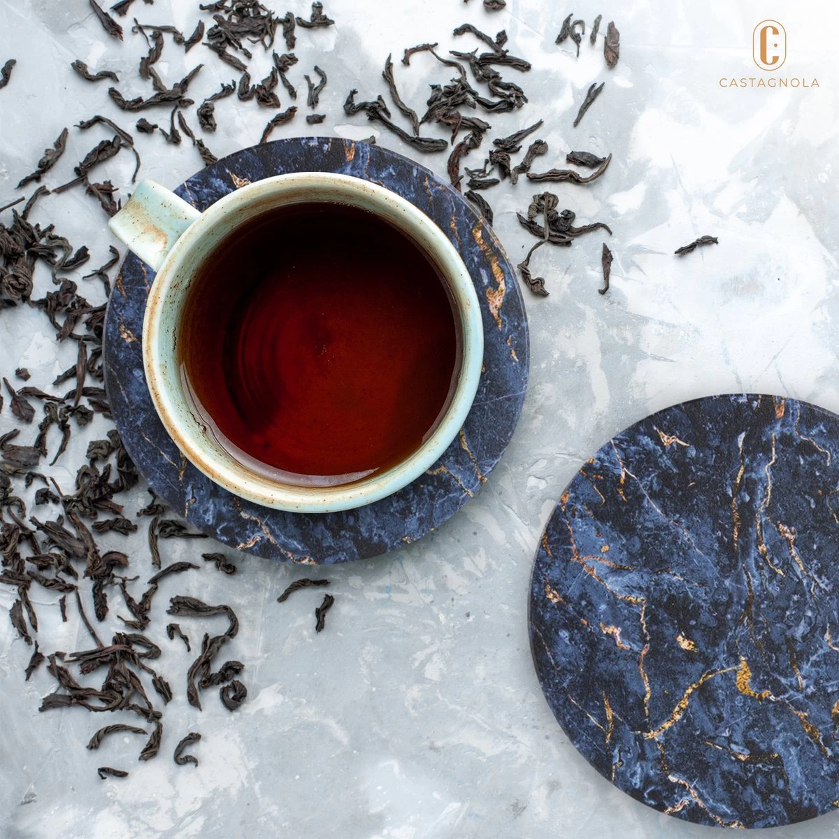 Castagnola Keramische Onderzetters Met Houder – Onderzetters Voor Glazen – Onderzetters Design – Onderzettersset – Drink Onderzetters – Keramisch – Kurk – Set Van 6 – Blauw/Goud 7 Castagnola Keramische Onderzetters Met Houder – Onderzetters Voor Glazen – Onderzetters Design – Onderzettersset – Drink Onderzetters – Keramisch – Kurk – Set Van 6 – Blauw/Goud - Afbeelding 7