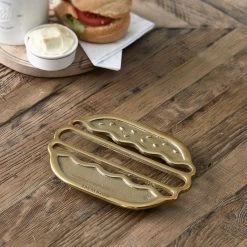 Riviera Maison Onderzetter Voor Pannen, Hamburger - Classic Burger Trivet - Goud - Aluminium - 1 Stuk 5 Riviera Maison Onderzetter Voor Pannen, Hamburger - Classic Burger Trivet - Goud - Aluminium - 1 Stuk -Brita Verkoop 1200x1200 646