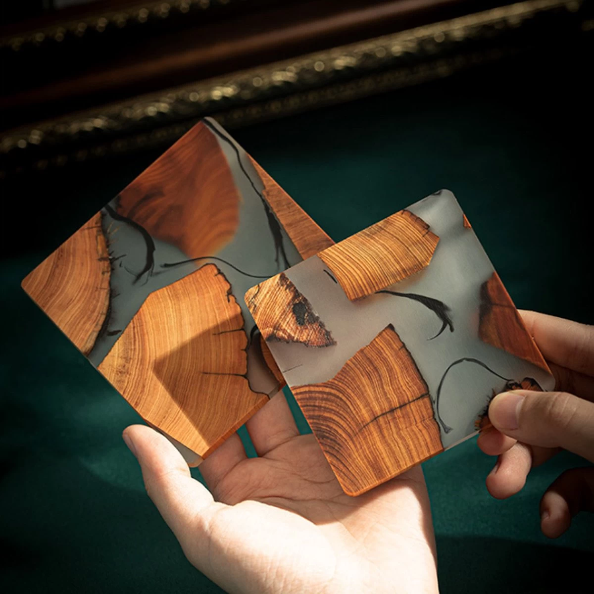 Four Love Onderzetters Voor Glazen - Vierkant - 6 Stuks - Luxe Design Onderzetters Met Houder - Housewarming Cadeau - Tafelbeschermer - Onderzetters Design - Hout En Hars 4 Four Love Onderzetters Voor Glazen - Vierkant - 6 Stuks - Luxe Design Onderzetters Met Houder - Housewarming Cadeau - Tafelbeschermer - Onderzetters Design - Hout En Hars - Afbeelding 4