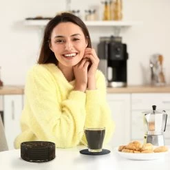 Castagnola Lederen Onderzetters Met Houder – Onderzetters Voor Glazen – Onderzetters Design – Onderzettersset – Drink Onderzetters – Leder – Leren Onderzetters – Set Van 6 – Zwart/Goud -Brita Verkoop 1200x1200 855