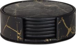 Castagnola Lederen Onderzetters Met Houder – Onderzetters Voor Glazen – Onderzetters Design – Onderzettersset – Drink Onderzetters – Leder – Leren Onderzetters – Set Van 6 – Zwart/Goud -Brita Verkoop 1200x717 2