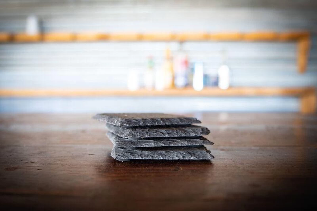 Boska Onderzetters Leisteen - Set Van Vier Stuks - Leisteen Onderzetters - 100 X 100 X 6 Mm - Cadeautips Voor Mannen - Cadeautips Voor Vrouwen - Cadeau Voor Mama - Cadeautips Voor Mannen - Keukengerei - Keuken Accessoires - 10 Jaar Garantie 5 Boska Onderzetters Leisteen - Set Van Vier Stuks - Leisteen Onderzetters - 100 X 100 X 6 Mm - Cadeautips Voor Mannen - Cadeautips Voor Vrouwen - Cadeau Voor Mama - Cadeautips Voor Mannen - Keukengerei - Keuken Accessoires - 10 Jaar Garantie - Afbeelding 5