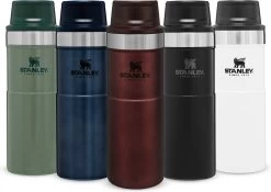 Stanley Trigger-Action Travel Mug 0.47L - Thermosfles - Wine 27 Stanley Trigger-Action Travel Mug 0.47L - Thermosfles - Wine -Brita Verkoop 1200x852
