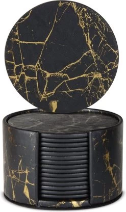 Castagnola Kunstlederen Onderzetters Met Houder – Onderzetters Voor Glazen – Onderzetters Design – Onderzettersset – Drink Onderzetters – Kunstleer – Leren Onderzetters – Set Van 16 – Zwart/Goud -Brita Verkoop 712x1200